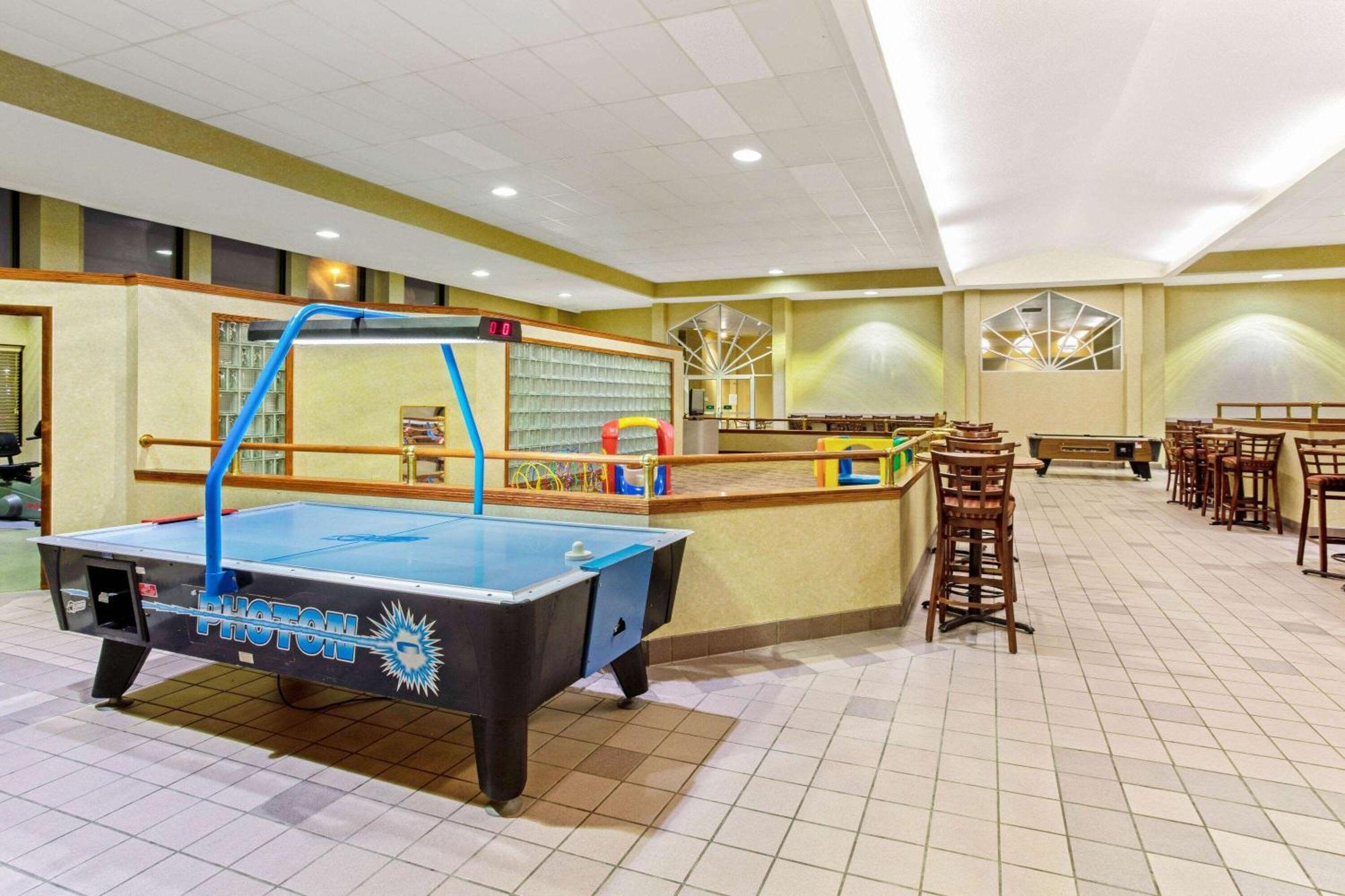 Hotel La Quinta By Wyndham Appleton College Avenue Extérieur photo